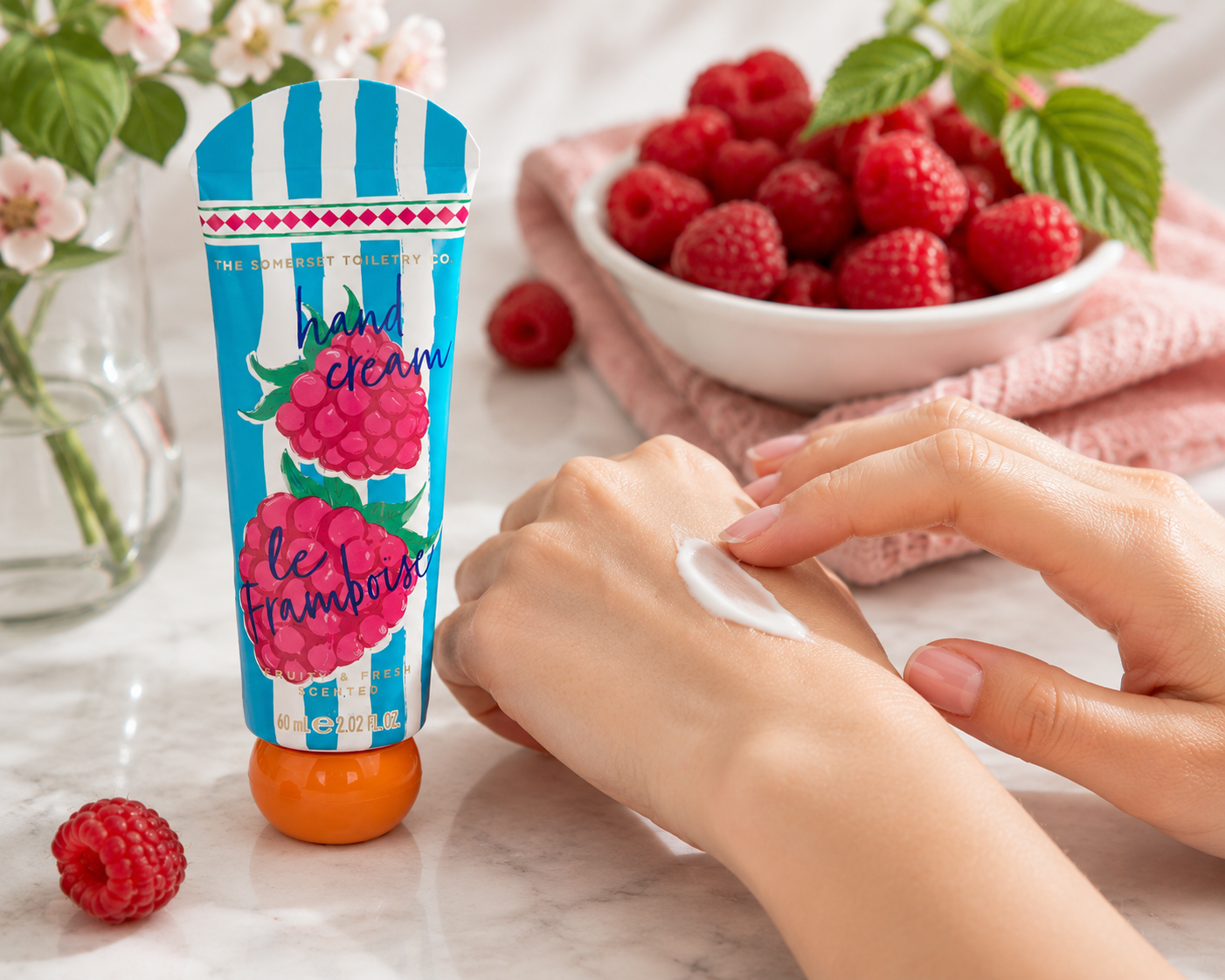 somerset-le-framboise-handcreme-60-ml-himbeere image 3