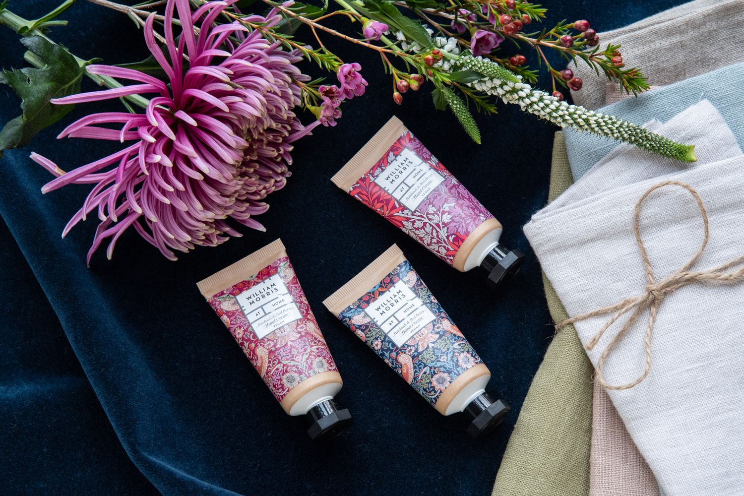 heathcote-ivory-strawberry-thief-handcreme-trio-3x30-ml-beere image 2
