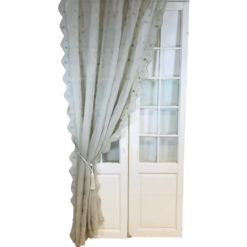 van-deurs-gardine-rose-250x200-grau-bestickt-store-halbtransparent image 1