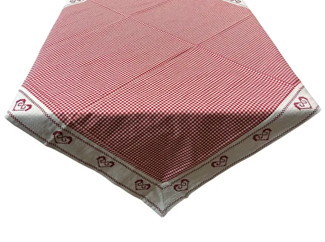 hossner-herzkaro-tischdecke-rot-85x85-mitteldecke image 1
